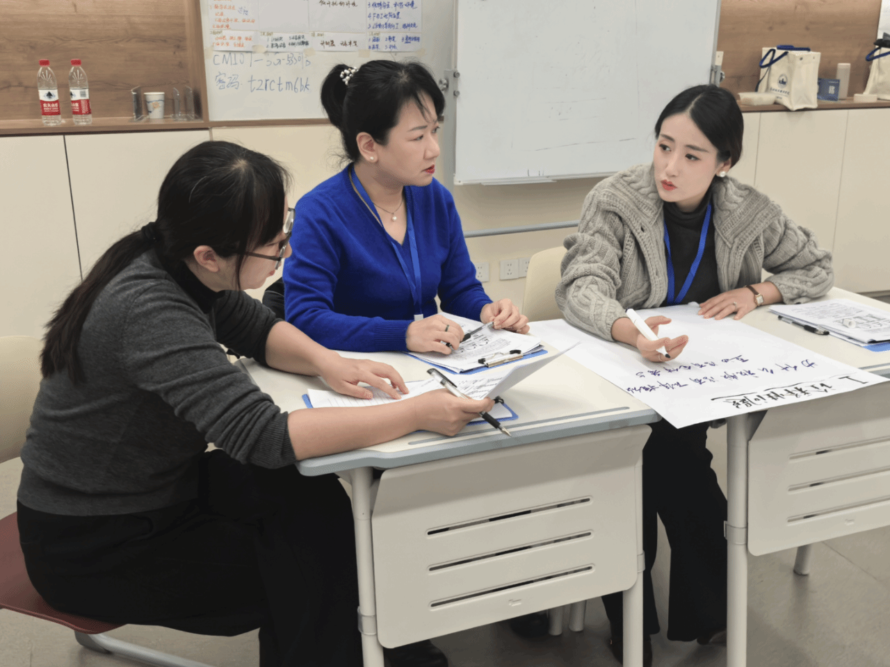 王甲莉老师在参与FDW引导员工作坊培训 王甲莉老师在参与FDW引导员工作坊培训