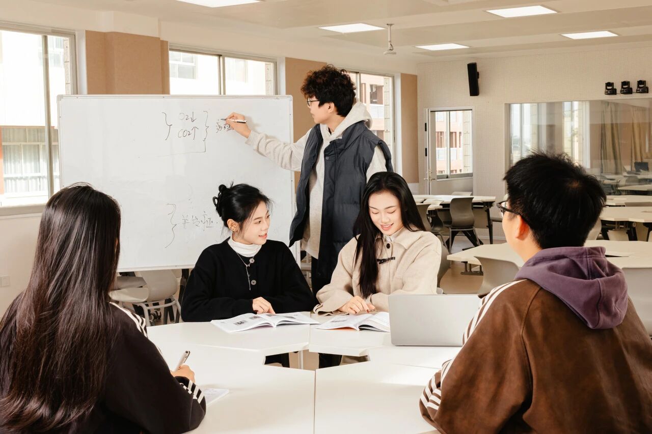 广西英华国际职业学院sc教室学生研讨