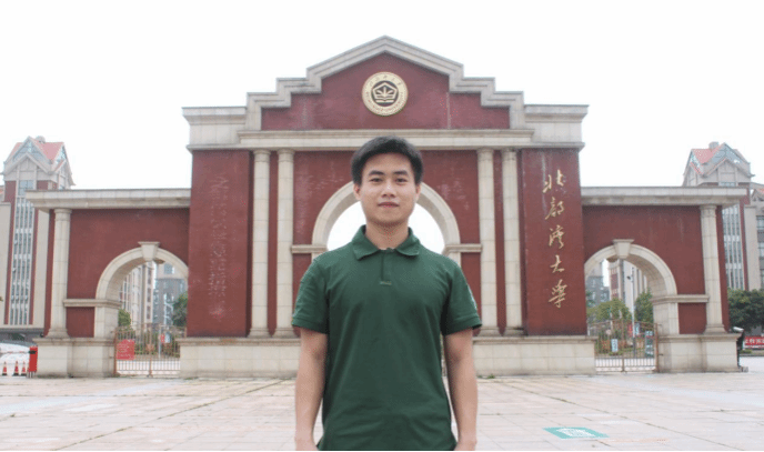 利远彬在北部湾大学门口留影