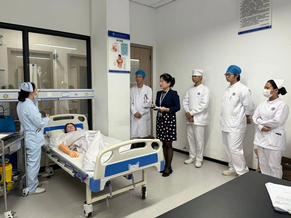 王甲莉老师在校内开展教学督导工作 王甲莉老师在校内开展教学督导工作