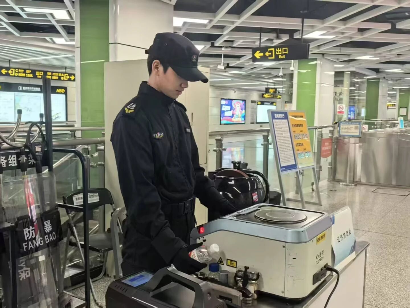 广西英华国际职业学院城轨学生进行液体检测 广西英华国际职业学院城轨学生进行液体检测