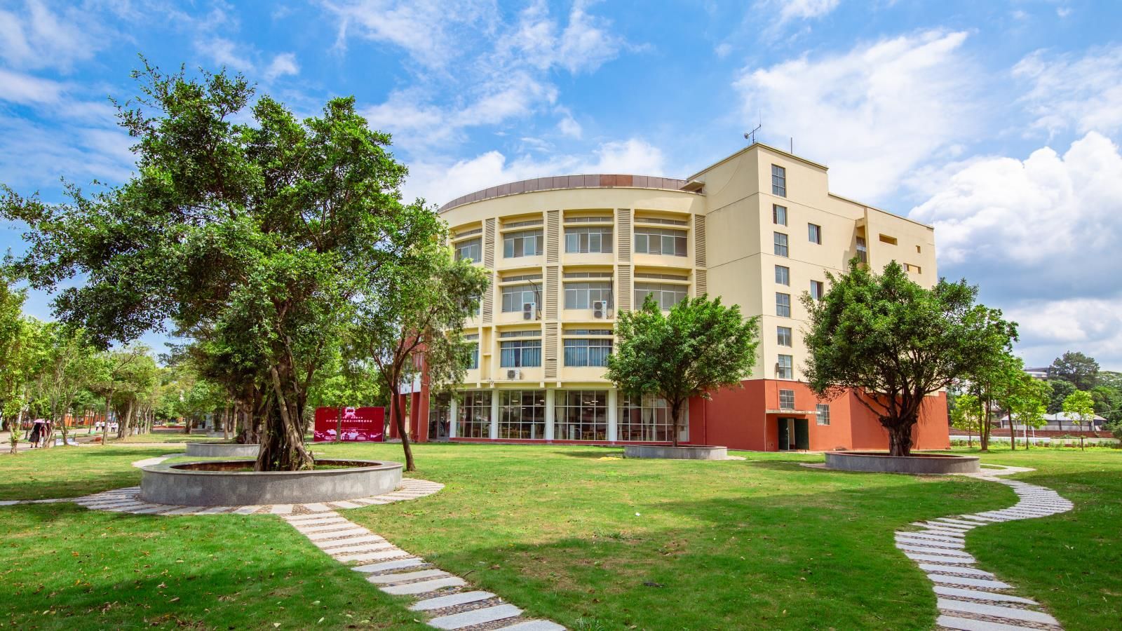 校园美景-广西英华国际职业学院 高质量就业创业标杆